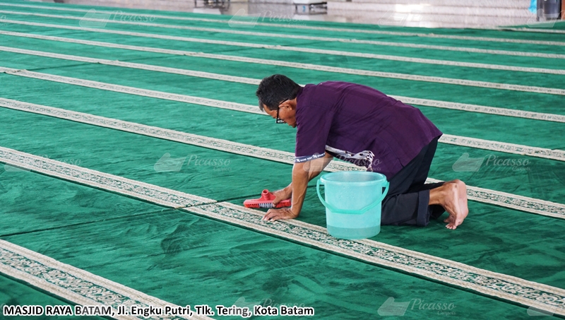 Tukang Bersih Masjid Raya Batam, Melayani Dengan Penuh Keikhlasan