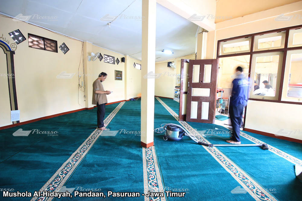 Karpet Masjid di Musholla Al-Hidayah Pandaan Pasuruan