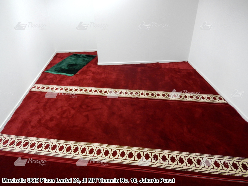 karpet masjid merah